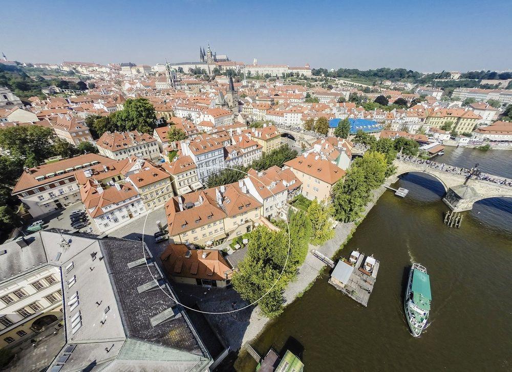 Archibald At The Charles Bridge 4* Prag