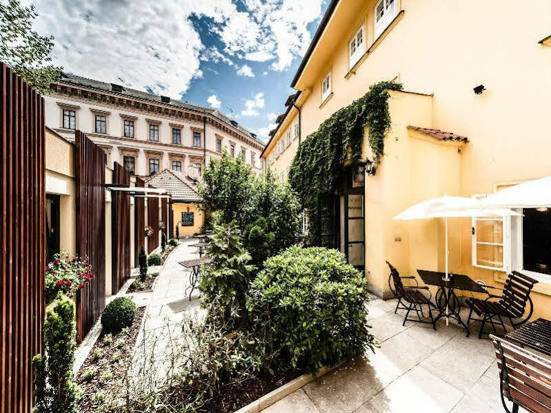 Archibald At The Charles Bridge Hotel Prag